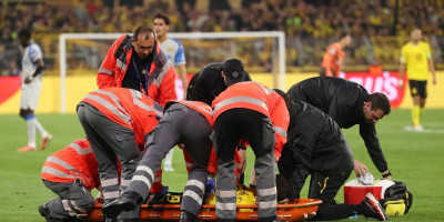 Muk na stadionu, svi se uhvatili za glavu: Grk se srušio na teren, izneli ga na nosilima (VIDEO/FOTO)