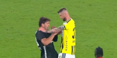 Haos u Istanbulu! Vlahović potpuno poludeo i uneo se u lice Slovaku: Sudija morao hitno da reaguje (VIDEO)