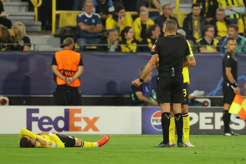 (VIDEO) Grčko prokletstvo u Dortmundu, Karecas seo na zemlju, pa završio u bolnici