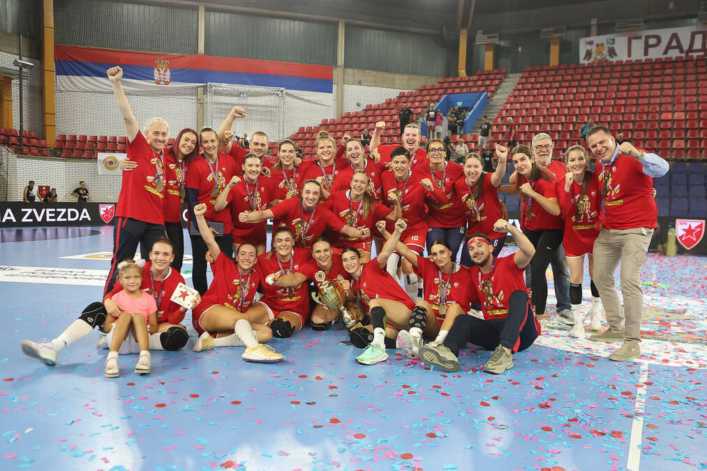 Ana sa 42 godine donela pehar: Crvena zvezda ušla u sezonu novim trofejem