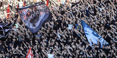 Baklje, pesma i uvrede! Navijači Partizana krenuli na 180. večiti derbi (VIDEO)