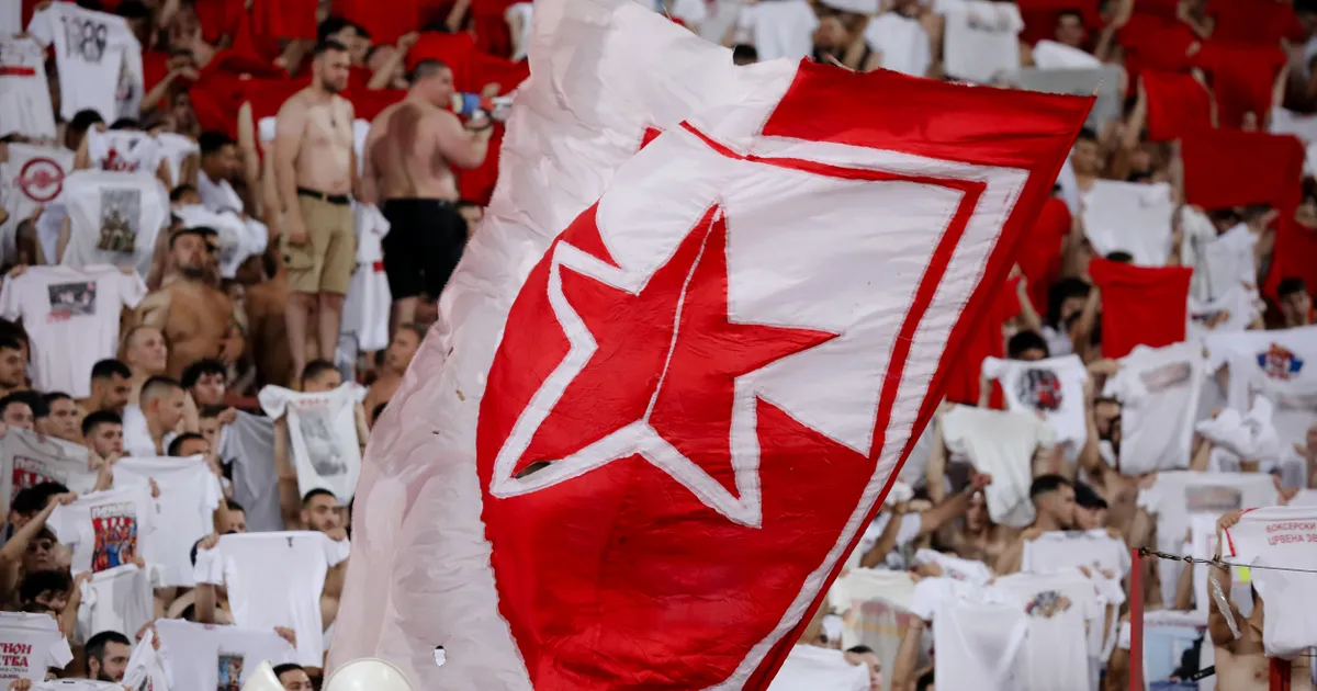 Srbin šetao Makarskom u majici Zvezde, završio u moru, pa u zatvoru: Policija otkrila objave na mrežama
