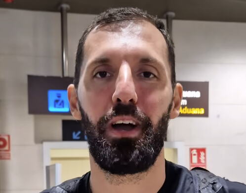 MIROTIĆ SLETEO NA AERODROM, PA NAVIJAČIMA VALENSIJE POSLAO HIT PORUKU! Ovim rečima je nasmejao sve: "Rekli su mi da tražite četvorku, pa evo me..." VIDEO