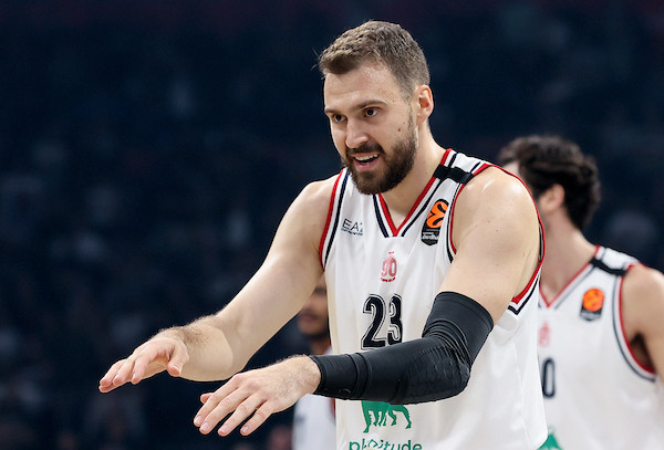 Gudurić i Armani sa trofejom u rukama dolaze na megdan Partizanu